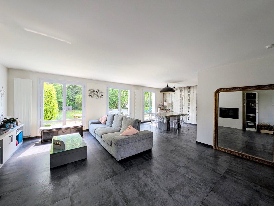 House in Le Mesnil-Saint-Denis, Ile-de-France, France 2 - 15704273