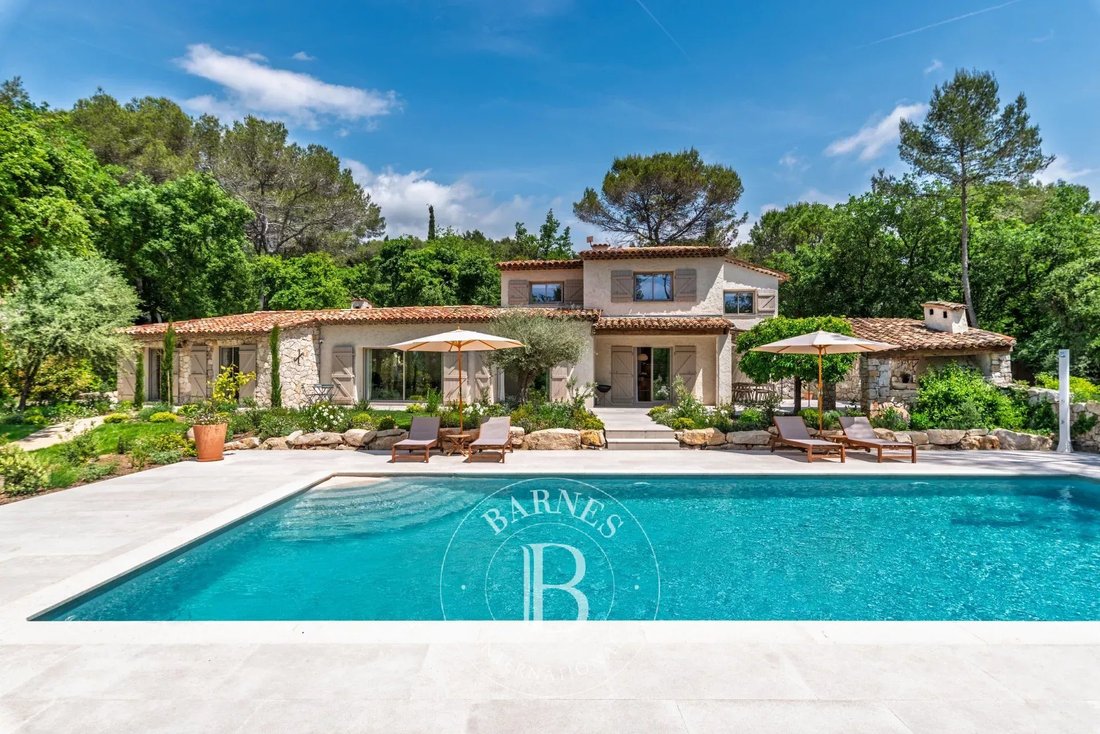 Villa in Nord, Roquefort-les-Pins, France 1 - 15698291