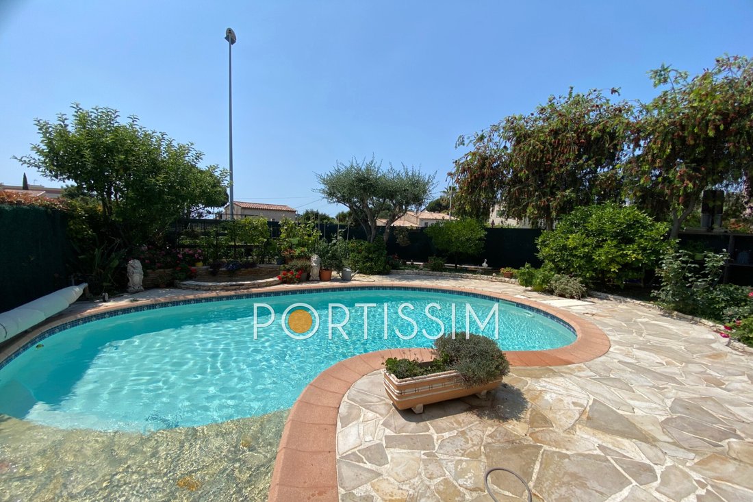 Villa in Saint-Laurent-du-Var, Provence-Alpes-Côte d'Azur, France 1 - 13608494
