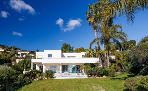 Villa in Les Cougoulins-Rastines, Antibes, France 1