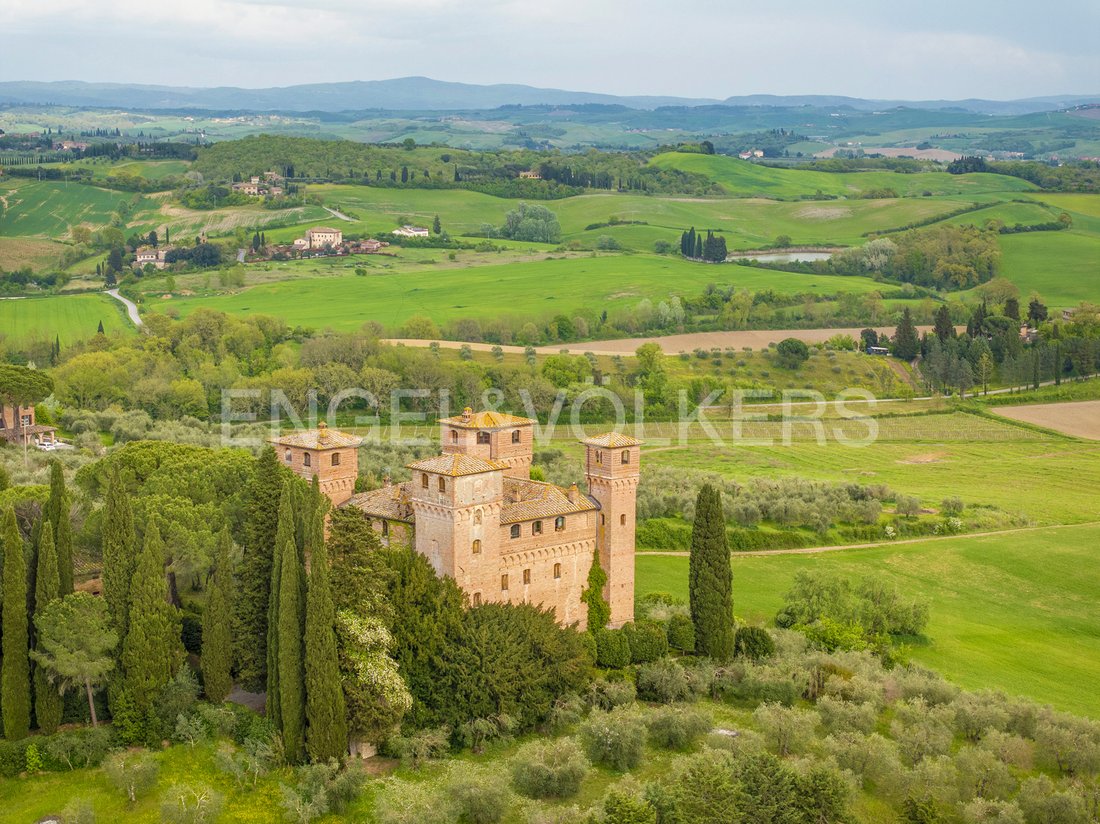 Tuscany’s Crown: A 13th-Century Castle of Towers, Vines & Golden Light