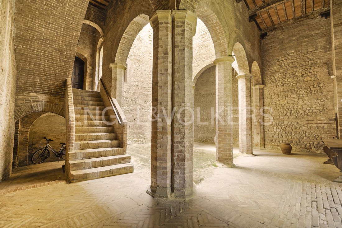 Tuscany’s Crown: A 13th-Century Castle of Towers, Vines & Golden Light