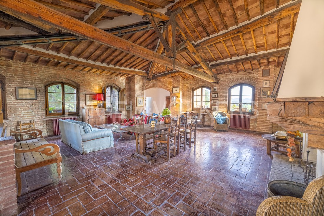 Tuscany’s Crown: A 13th-Century Castle of Towers, Vines & Golden Light