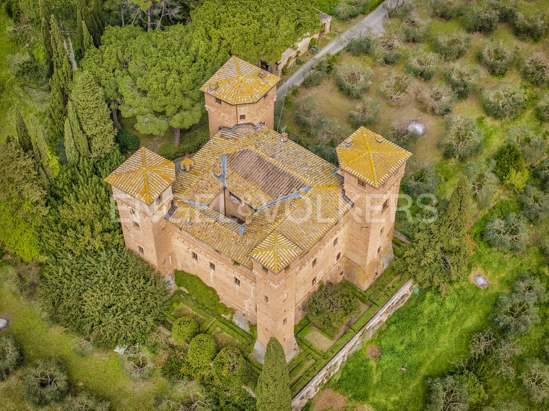 Tuscany’s Crown: A 13th-Century Castle of Towers, Vines & Golden Light