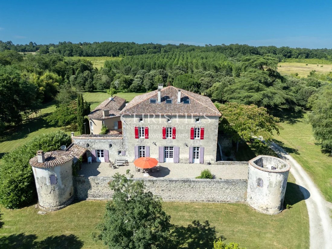 Castle in École Joseph Bara-Groupe scolaire Carnot-Hôtel de Ville, Agen, France 3 - 14481064