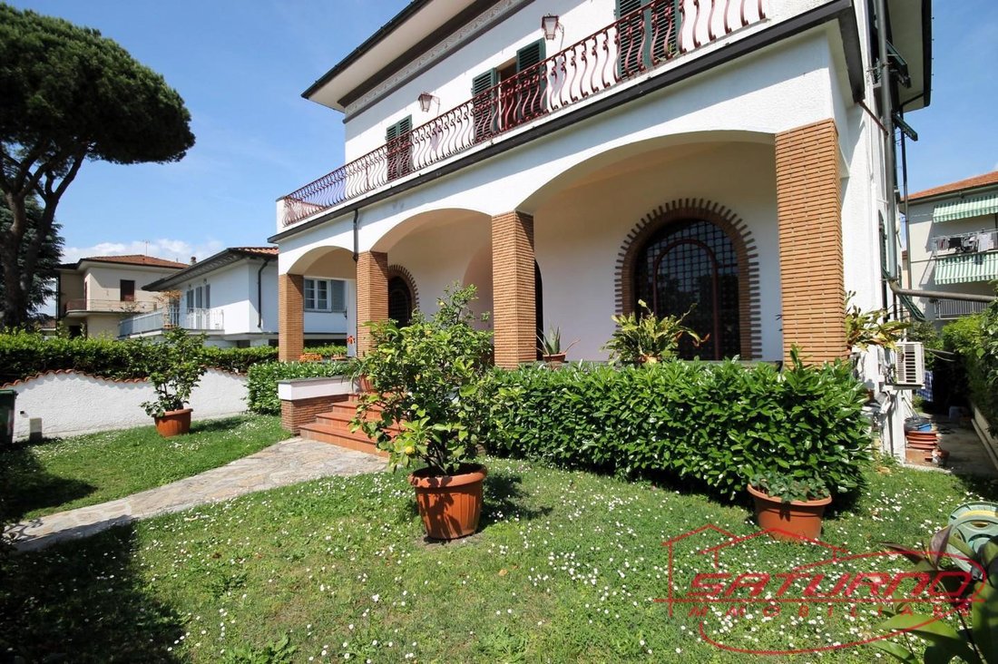 Villa in Historic Center, Lucca, Tuscany 1 - 15716505