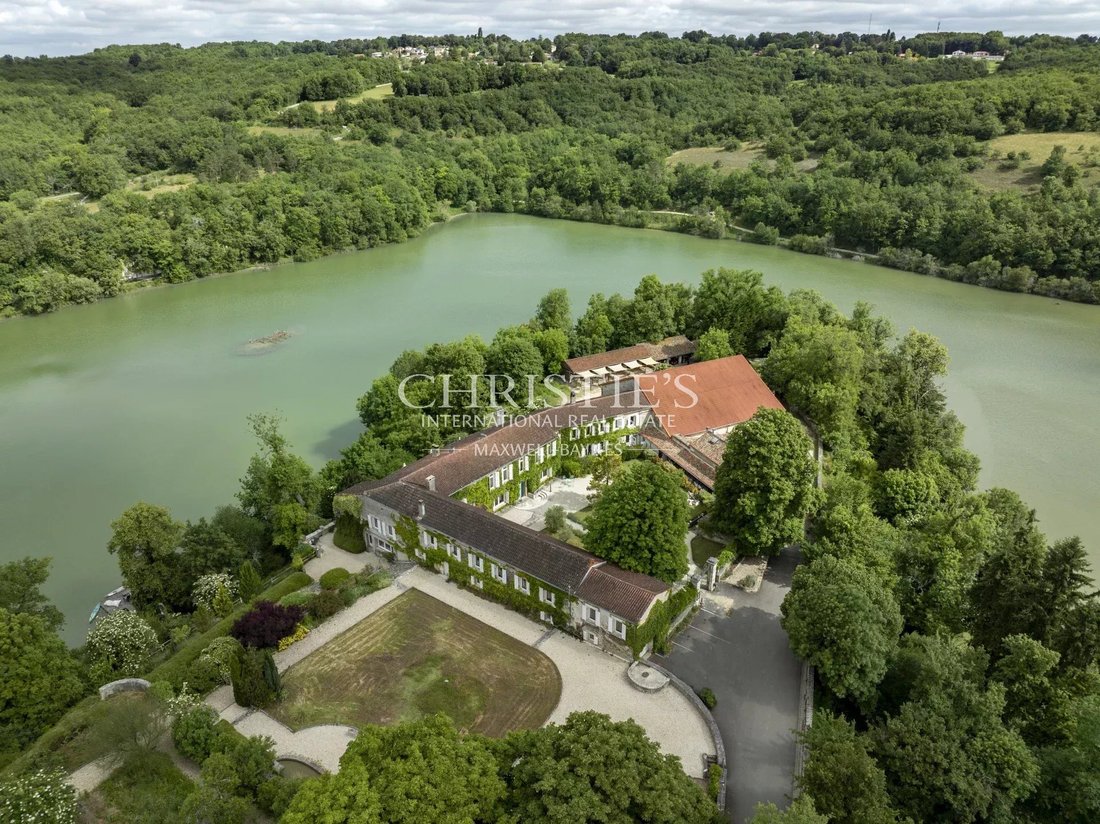 Estate in Saint Ausone-Saint Martin-Saint Gelais, Angoulême, France 1 - 15688276