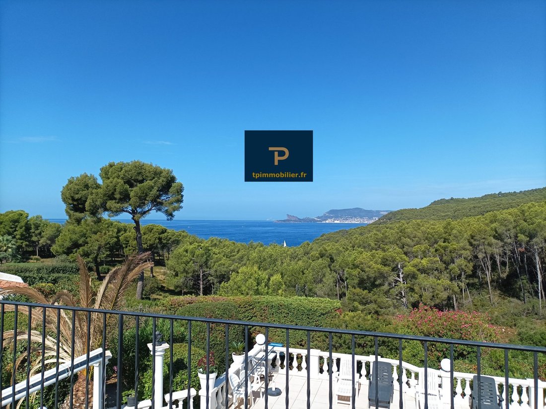 Villa in Saint-Cyr-sur-Mer, Provence-Alpes-Côte d'Azur, France 1 - 15581247