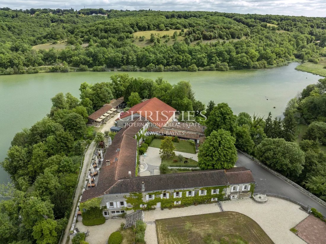 Estate in Saint Ausone-Saint Martin-Saint Gelais, Angoulême, France 2 - 15688276