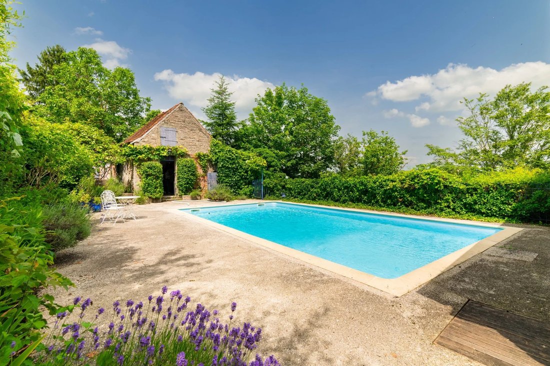 Estate in La Guiche, Bourgogne – Franche-Comté, France 3 - 15722765