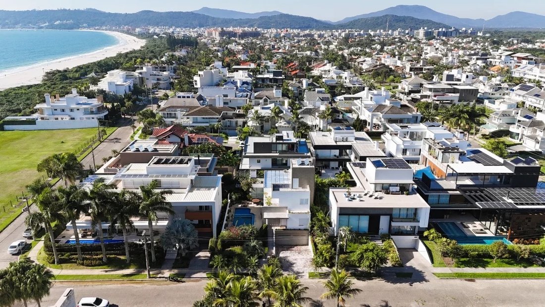 Villa in Jurerê Internacional, State of Santa Catarina, Brazil 2 - 15734339