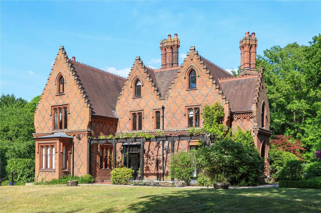 House in Elmbridge, England 2 - 15735962