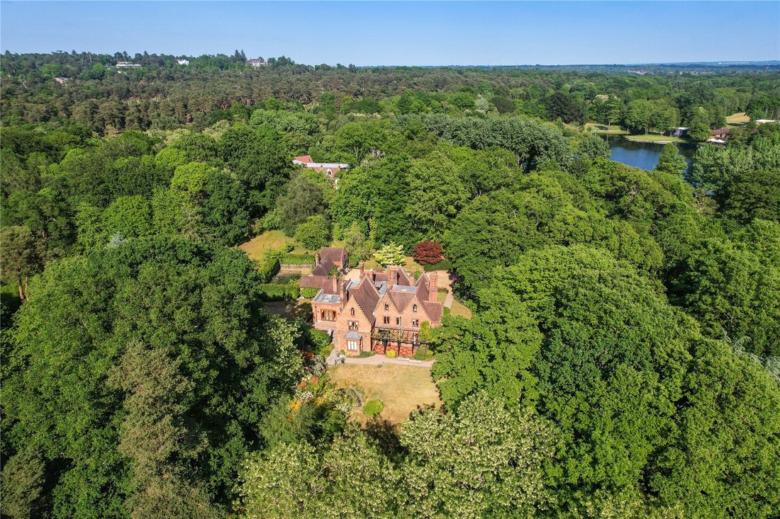 House in Elmbridge, England 1 - 15735962