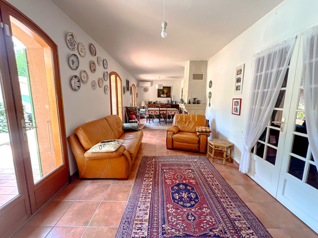 House in Gordes, Provence-Alpes-Côte d'Azur, France 4 - 15735652