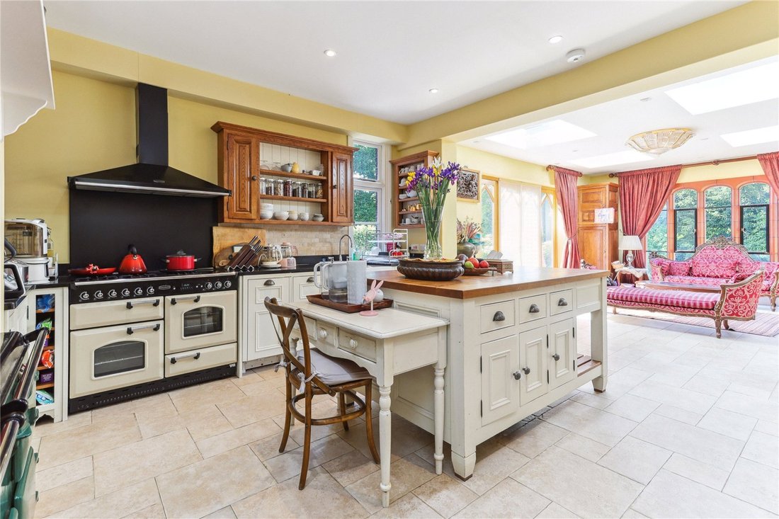 House in Elmbridge, England 3 - 15735962