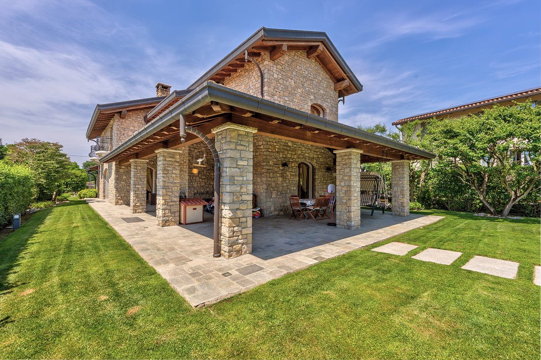 Villa in Olgiate Comasco, Lombardy, Italy 1 - 15169823
