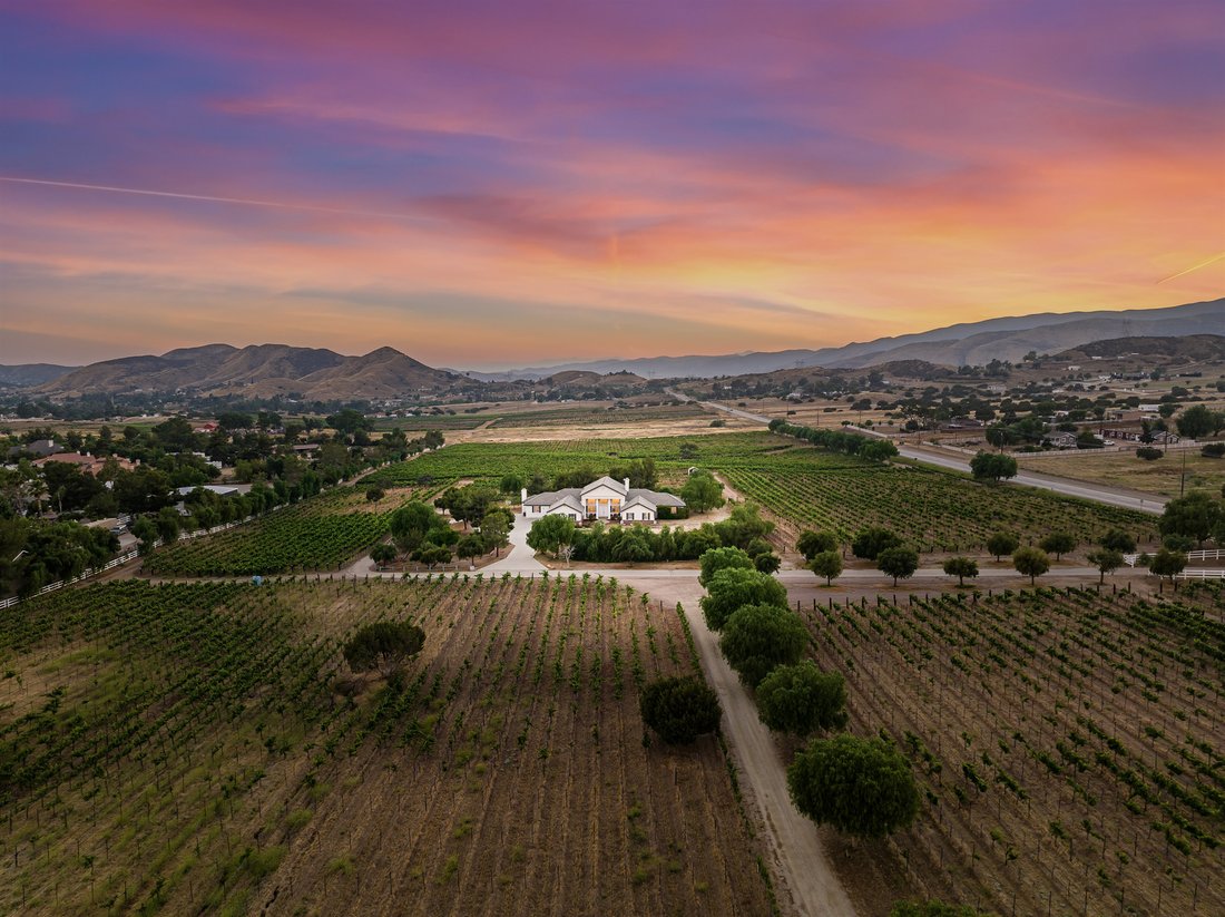 Santa Clarita, California, United States 1 - 15277100