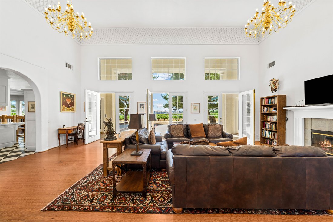 Santa Clarita, California, United States 3 - 15277100