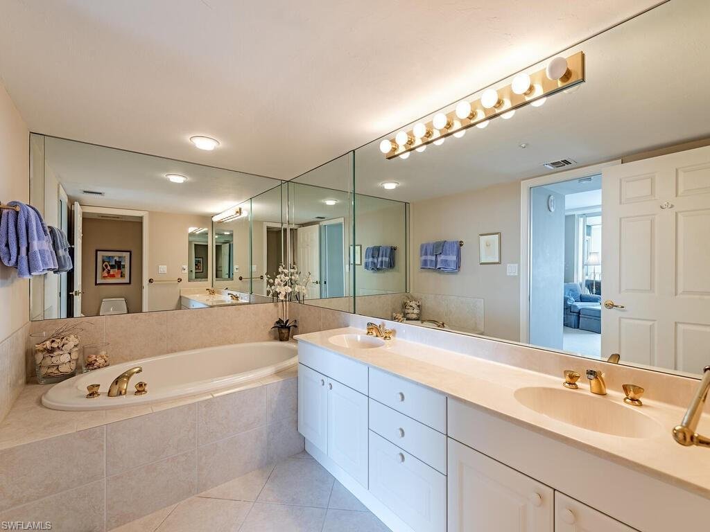Condo in Naples, Florida, United States 5 - 15169053