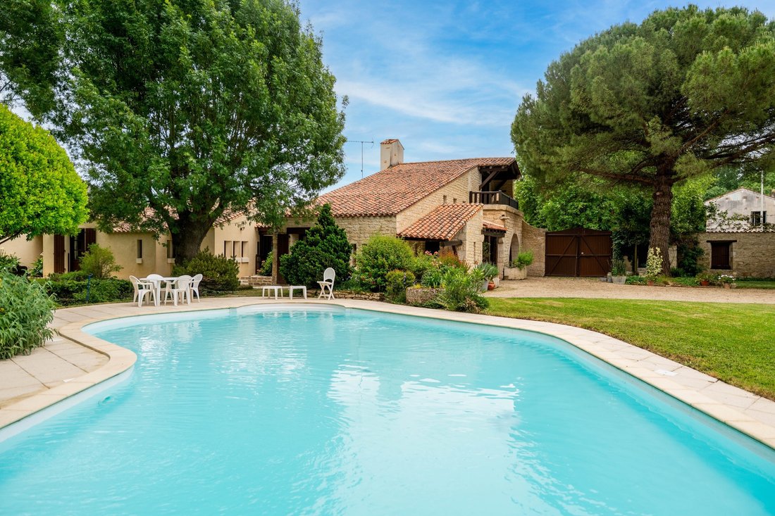 House in Aigrefeuille-d'Aunis, Nouvelle-Aquitaine, France 2 - 15740078