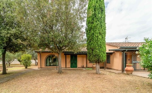 Villa in Cecina Centro, Cecina, Tuscany 1
