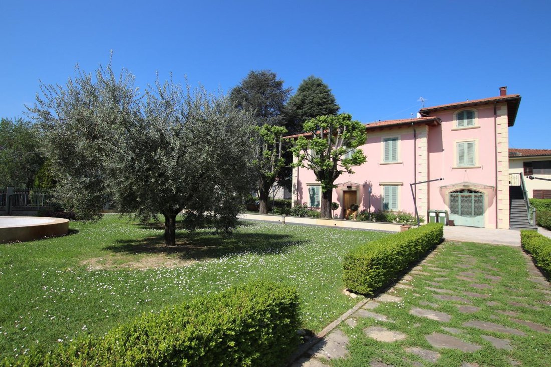 Villa in Historic Center, Lucca, Tuscany 2 - 15741494