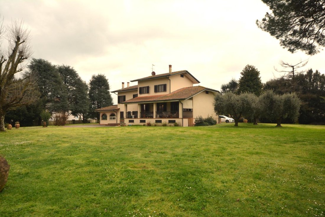 Villa in Antraccoli-Picciorana-Tempagnano, Lucca, Italy 1 - 15741280
