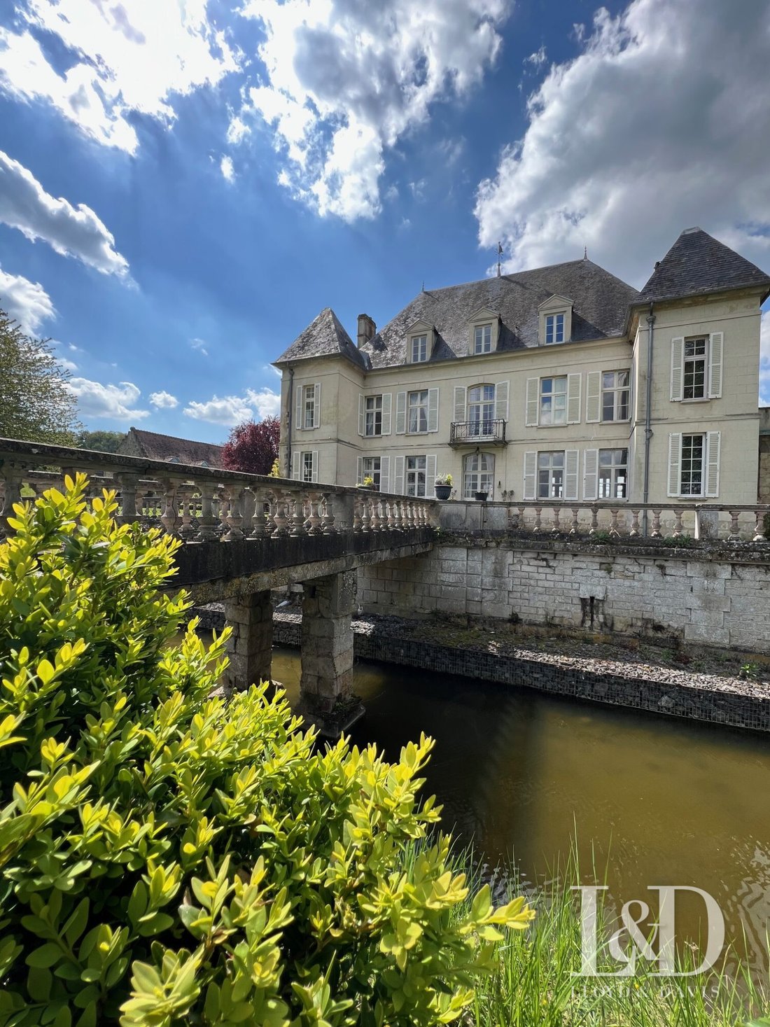 The Crowned Retreat: A 16th-Century Château Whispering Royal Secrets Near Paris