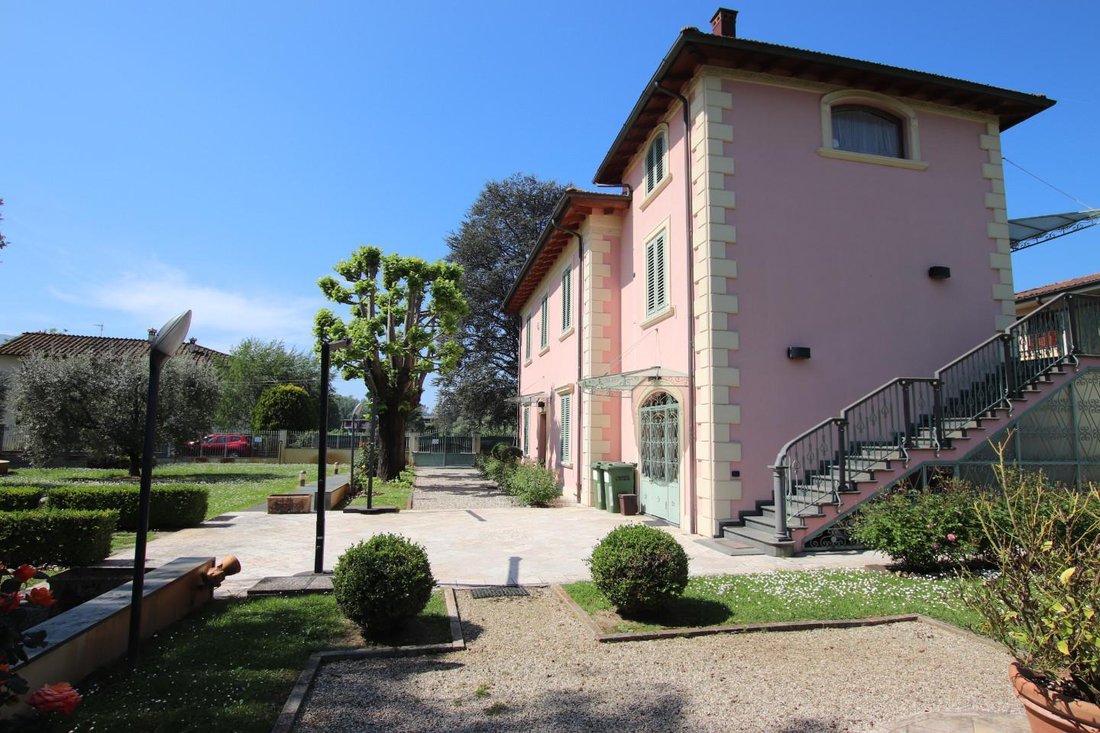 Villa in Historic Center, Lucca, Tuscany 3 - 15741494
