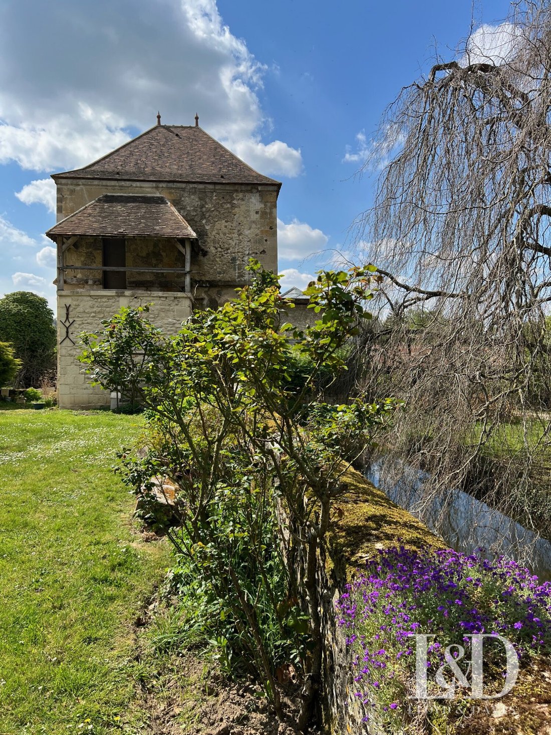 The Crowned Retreat: A 16th-Century Château Whispering Royal Secrets Near Paris