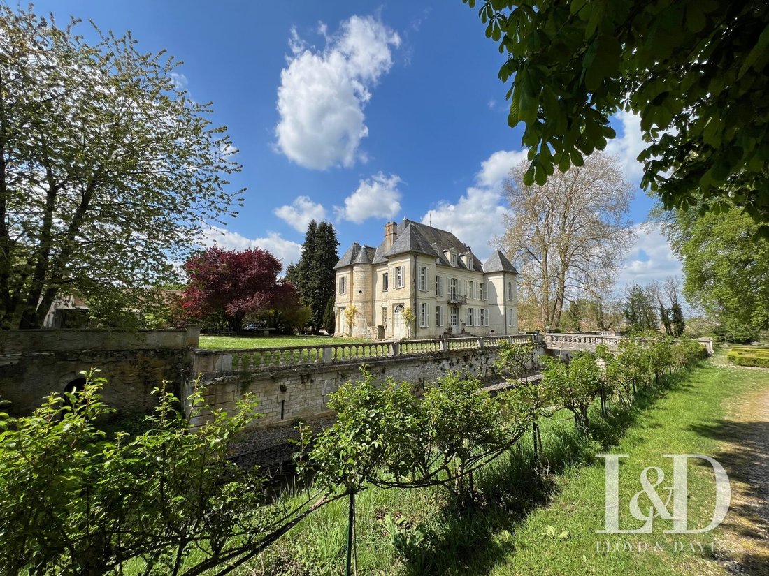 The Crowned Retreat: A 16th-Century Château Whispering Royal Secrets Near Paris