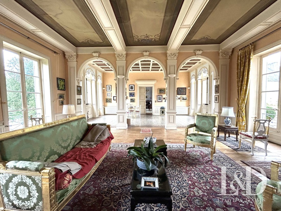 Jazeneuil: A Poetic Château Where Time Dances in Painted Ceilings