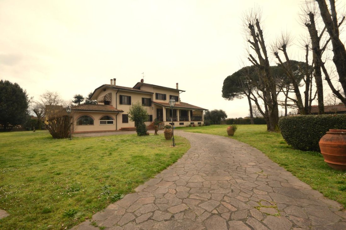 Villa in Antraccoli-Picciorana-Tempagnano, Lucca, Italy 2 - 15741280