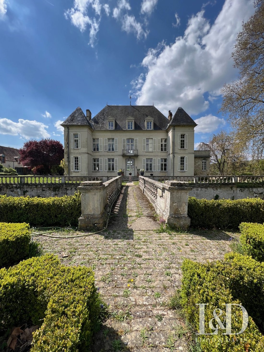 The Crowned Retreat: A 16th-Century Château Whispering Royal Secrets Near Paris