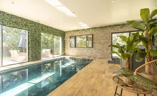 Estate in Puget, Provence-Alpes-Côte d'Azur, France 1