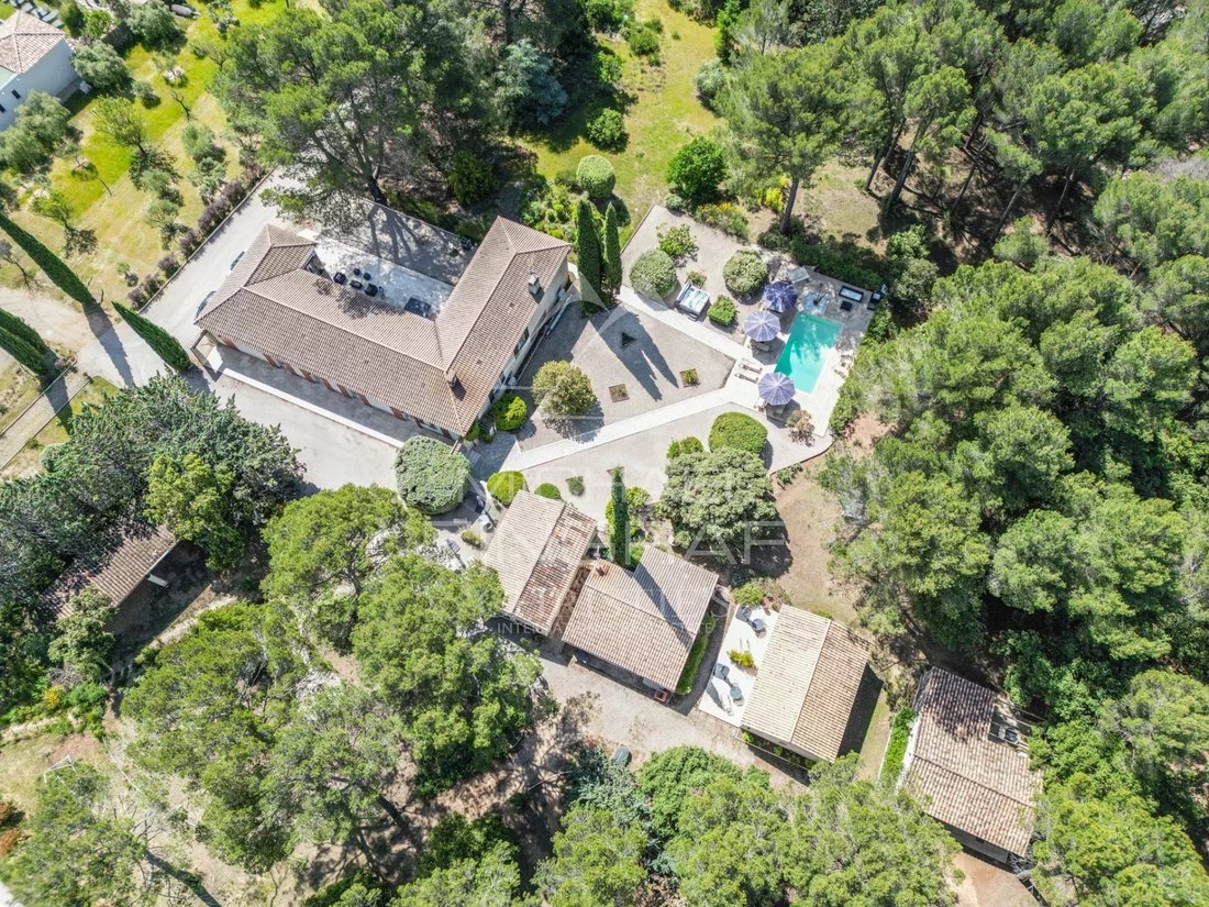 Estate in Lourmarin, Provence-Alpes-Côte d'Azur, France 3 - 15742350