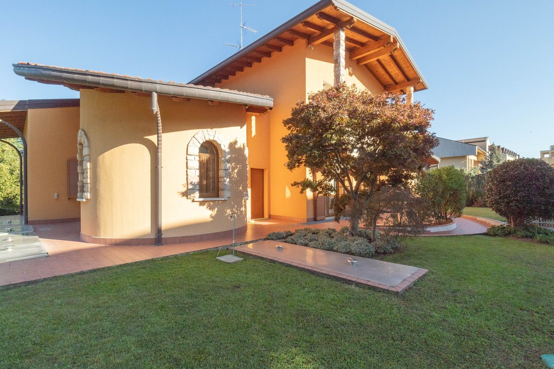Villa in Bernareggio, Lombardy, Italy 3 - 15743908