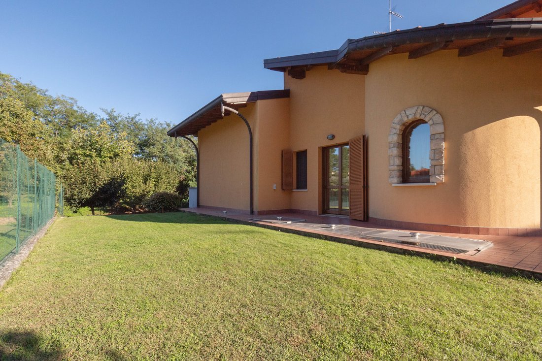 Villa in Bernareggio, Lombardy, Italy 2 - 15743908