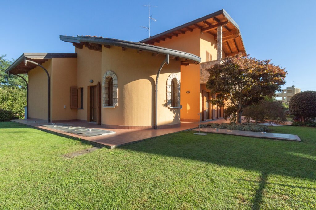 Villa in Bernareggio, Lombardy, Italy 4 - 15743754