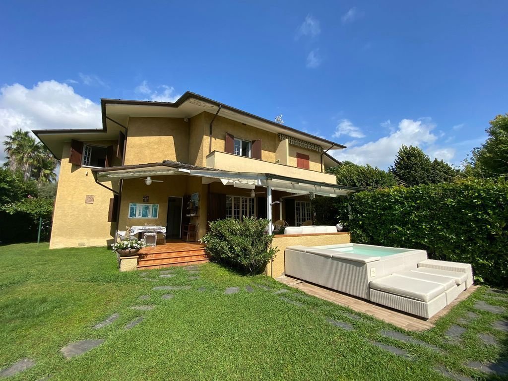 House in Center, Forte dei Marmi, Tuscany 1 - 15744574
