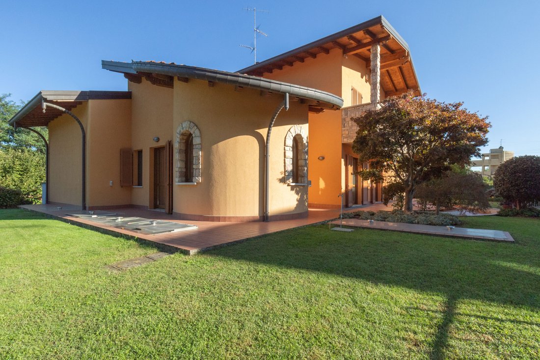 Villa in Bernareggio, Lombardy, Italy 1 - 15743908