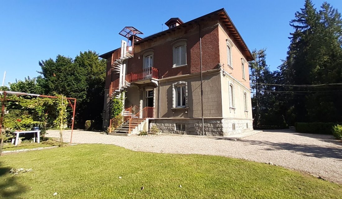 Villa in Vedano Olona, Lombardy, Italy 3 - 15743164
