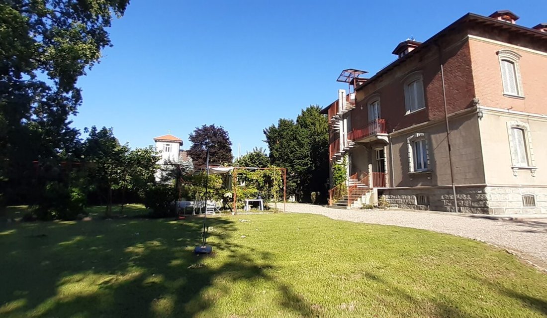 Villa in Vedano Olona, Lombardy, Italy 2 - 15743164