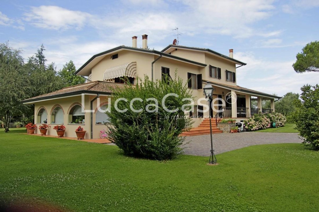 Villa in Historic Center, Lucca, Tuscany 1 - 15745346