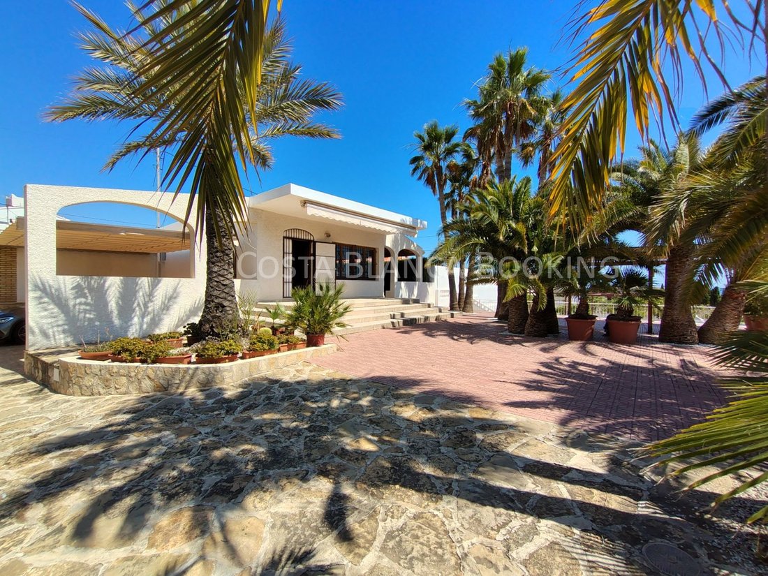 Chalet in la Vila Joiosa / Villajoyosa, Valencian Community, Spain 2 - 15746625