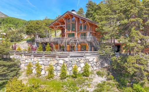 Chalet in Saint-Etienne-de-Tinée, Provence-Alpes-Côte d'Azur, France 1