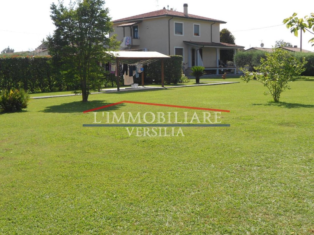Villa in Marina di Massa Centro, Massa, Italy 1 - 15753138