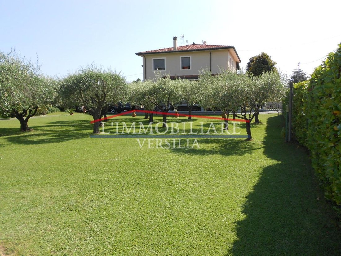 Villa in Marina di Massa Centro, Massa, Italy 2 - 15753138