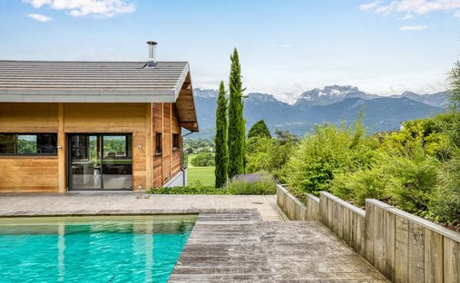 House in Saint-Eustache, Auvergne-Rhône-Alpes, France 1