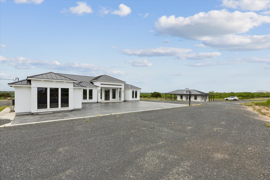 House in Devine, Texas, United States 3 - 15762160